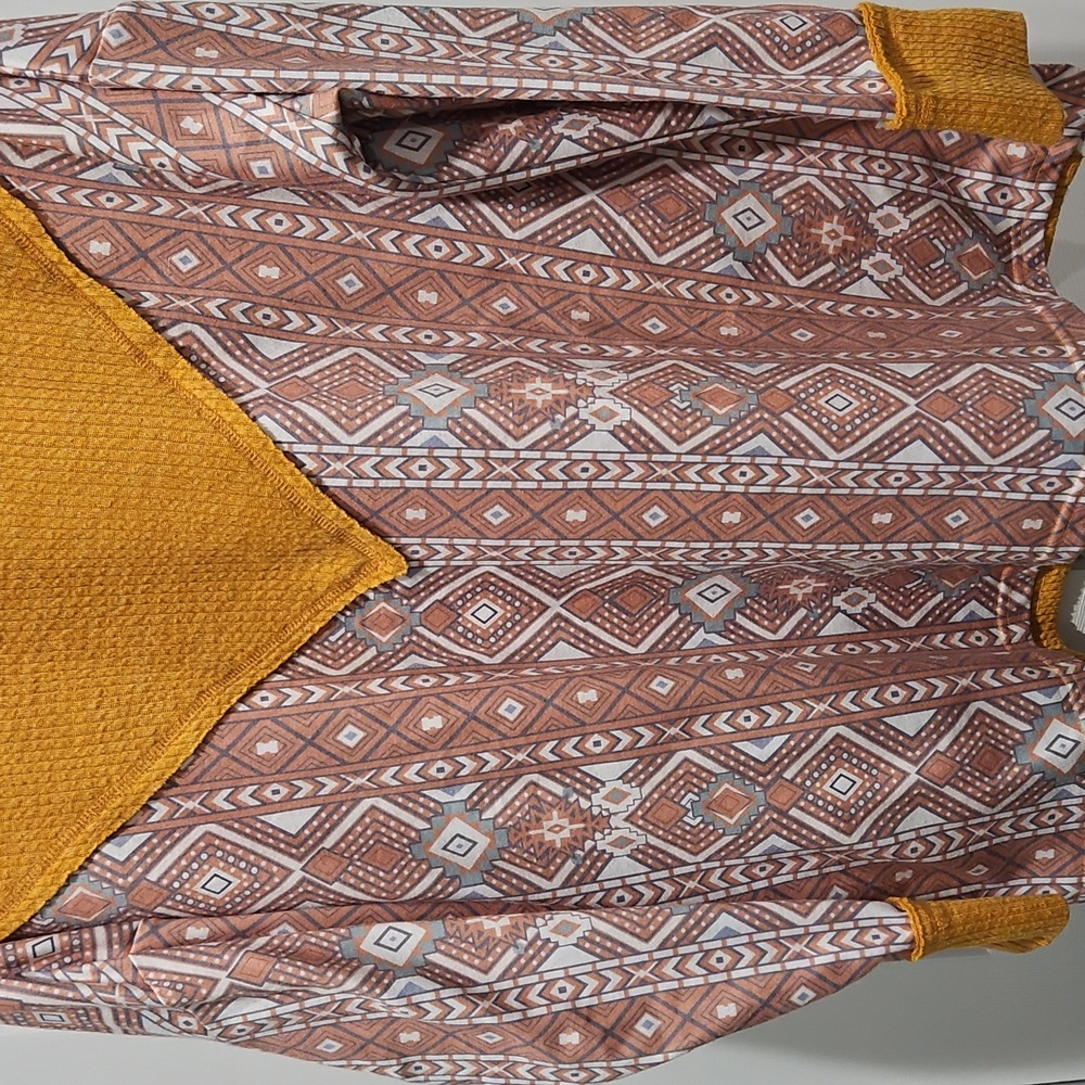 3/$15 Geometric Patterned Top - Picture 8 of 9